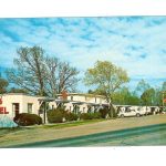Chrome postcard.  Le Roi Motel, US 62 & State 23, Eureka Springs, Arkansas.  Hosts - Gus & Tee Krecker.  Mobil Travel Guide.