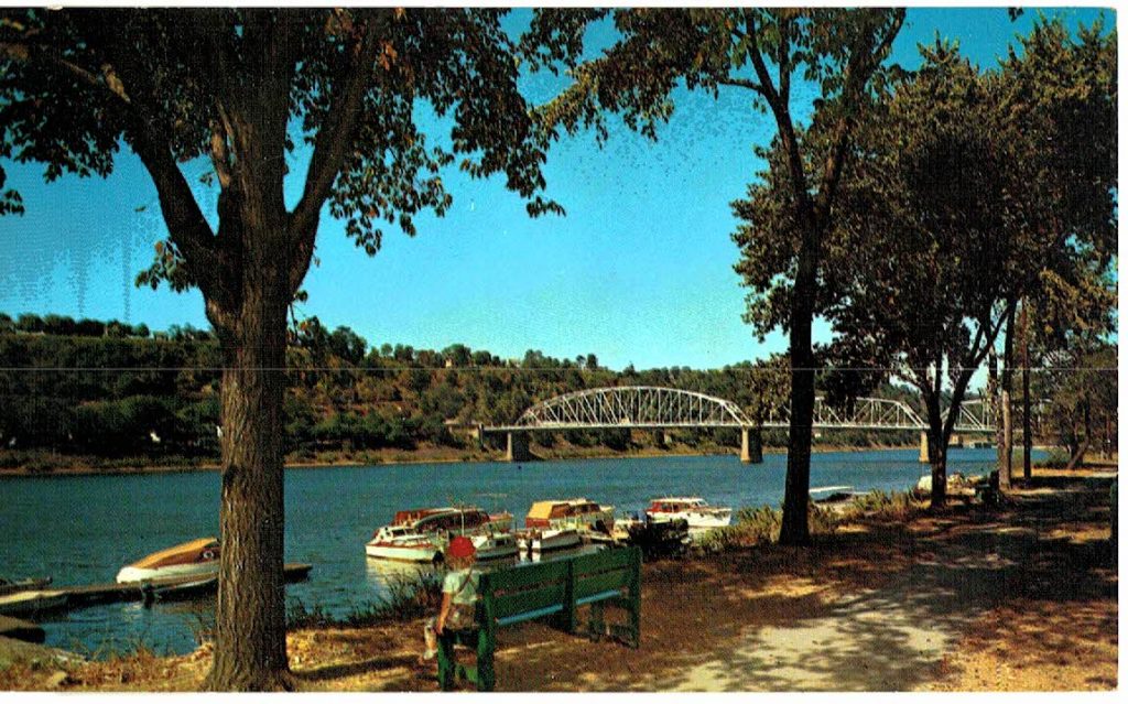 Chrome postcard. River Front Park and bridge, Kittanning, Pennsylvania