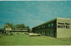 Chrome postcard.  Harmony House, Ypsilanti, Michigan.