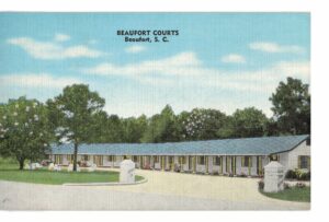 Linen postcard. Beaufort Courts, Beaufort, South Carolina. Mrs Mamie Funderburk, Owner and Manager.
